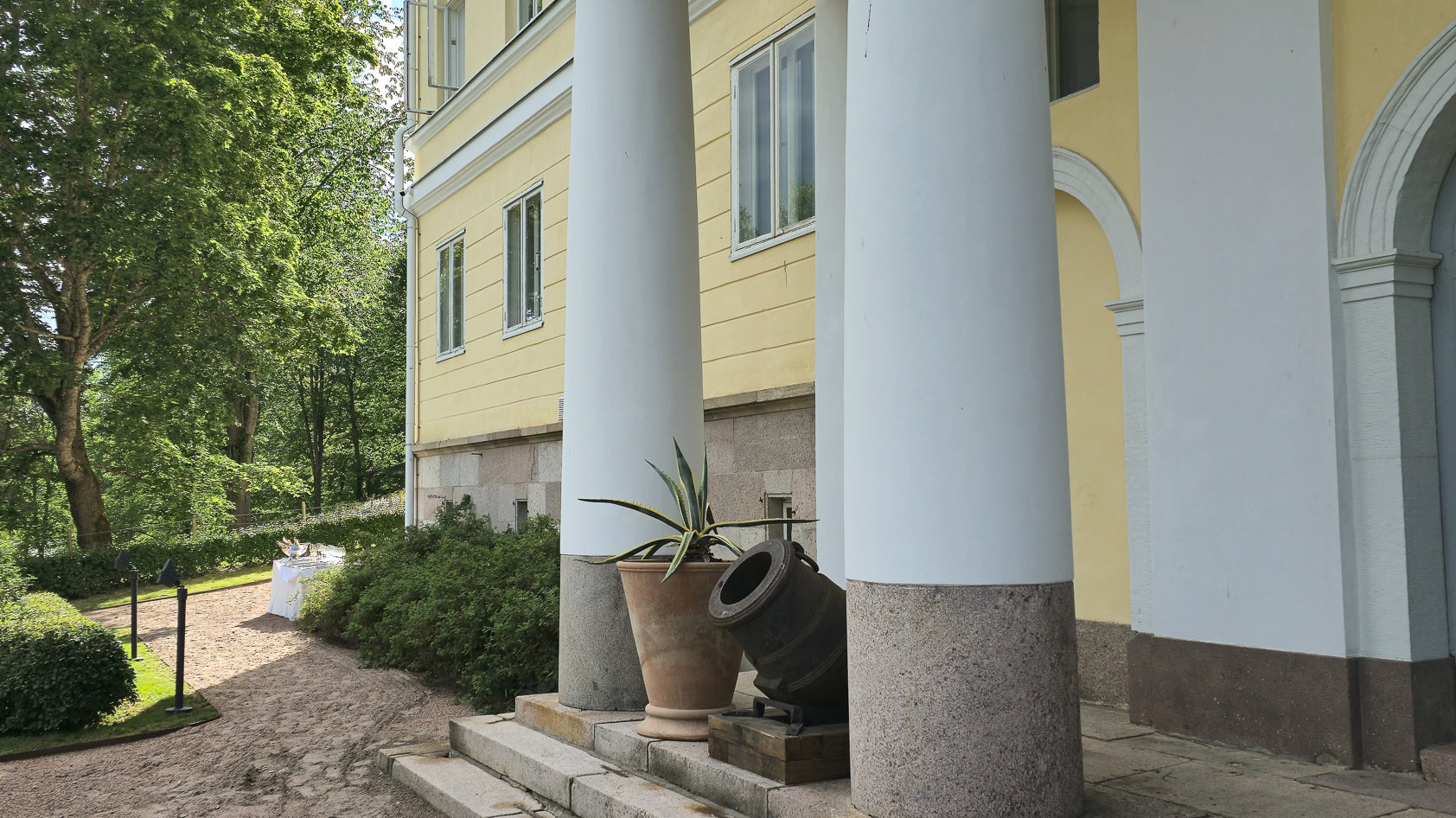 Pots at Fiskars Manor Chosen to Complement Traditional Plants and Historic Building