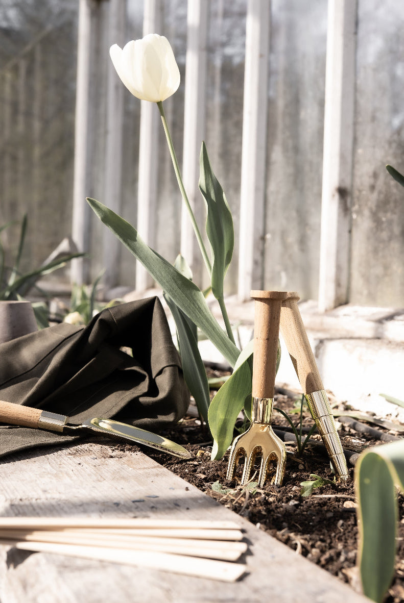 Nurture Hand Fork - Brass / Oak — Skultuna 10