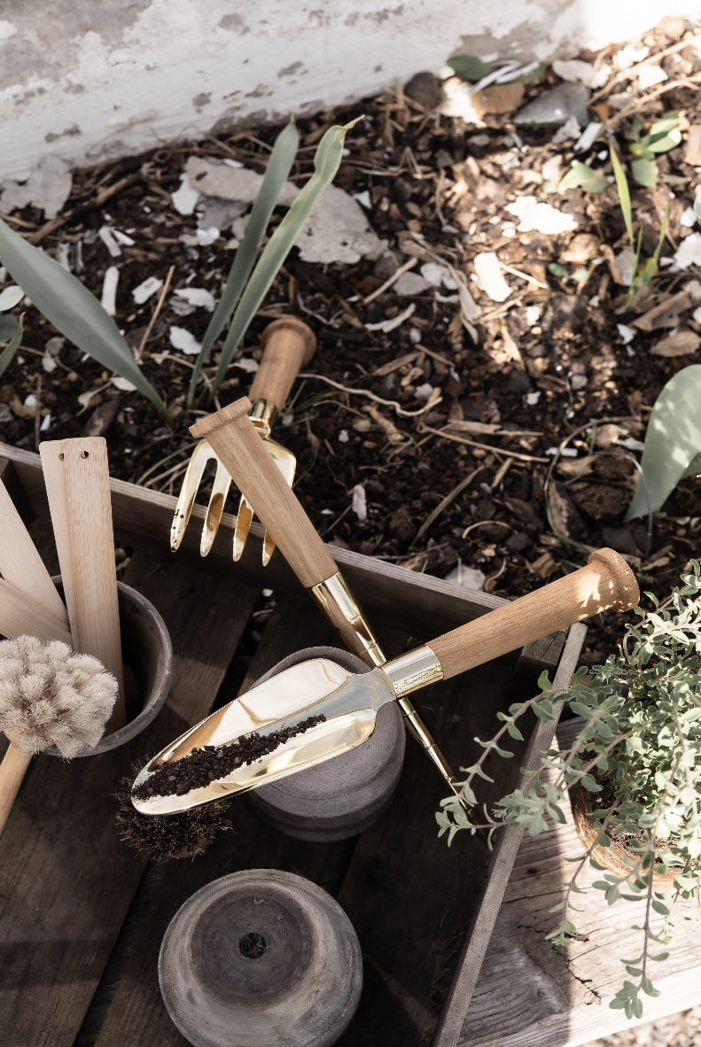 Nurture Hand Showel - Brass / Oak — Skultuna 8