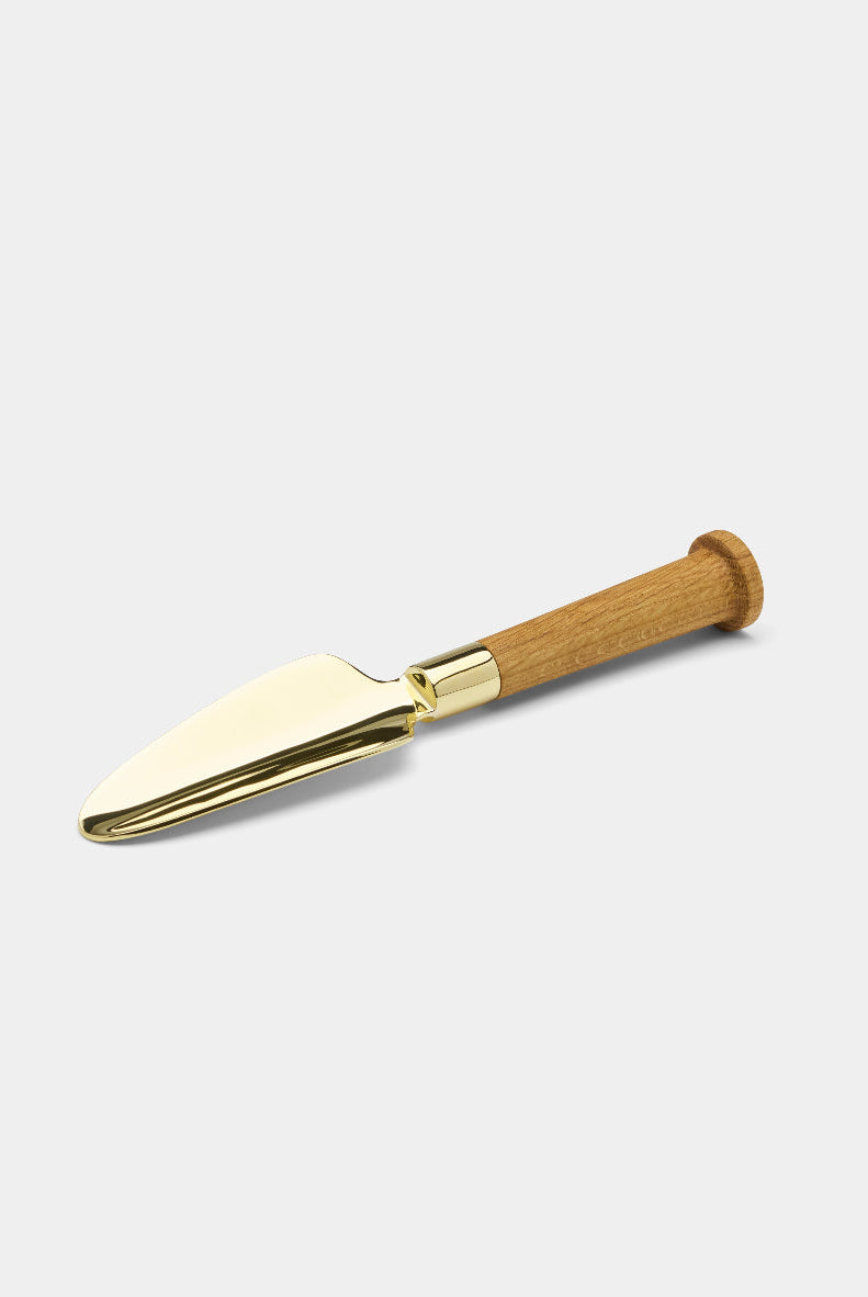 Nurture Hand Showel - Brass / Oak — Skultuna 2