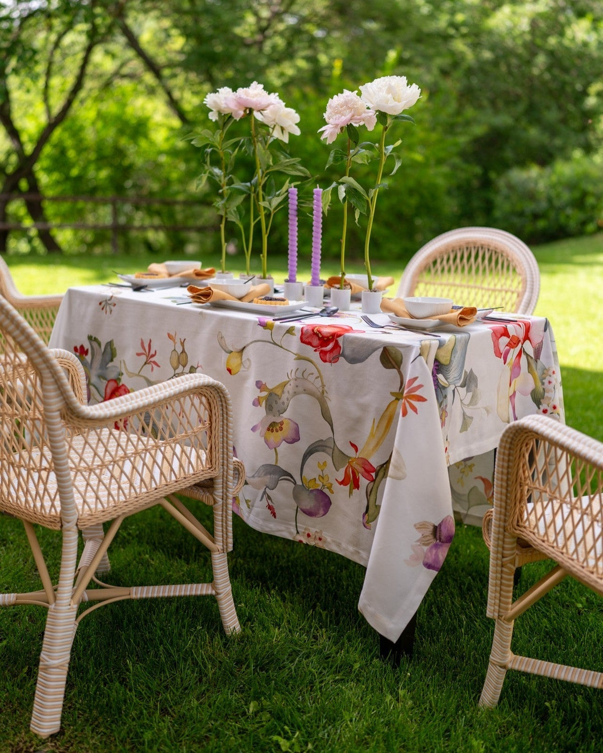 Tablecloth - Onirica / Large floral motiv — Tessitura Toscana Telerie