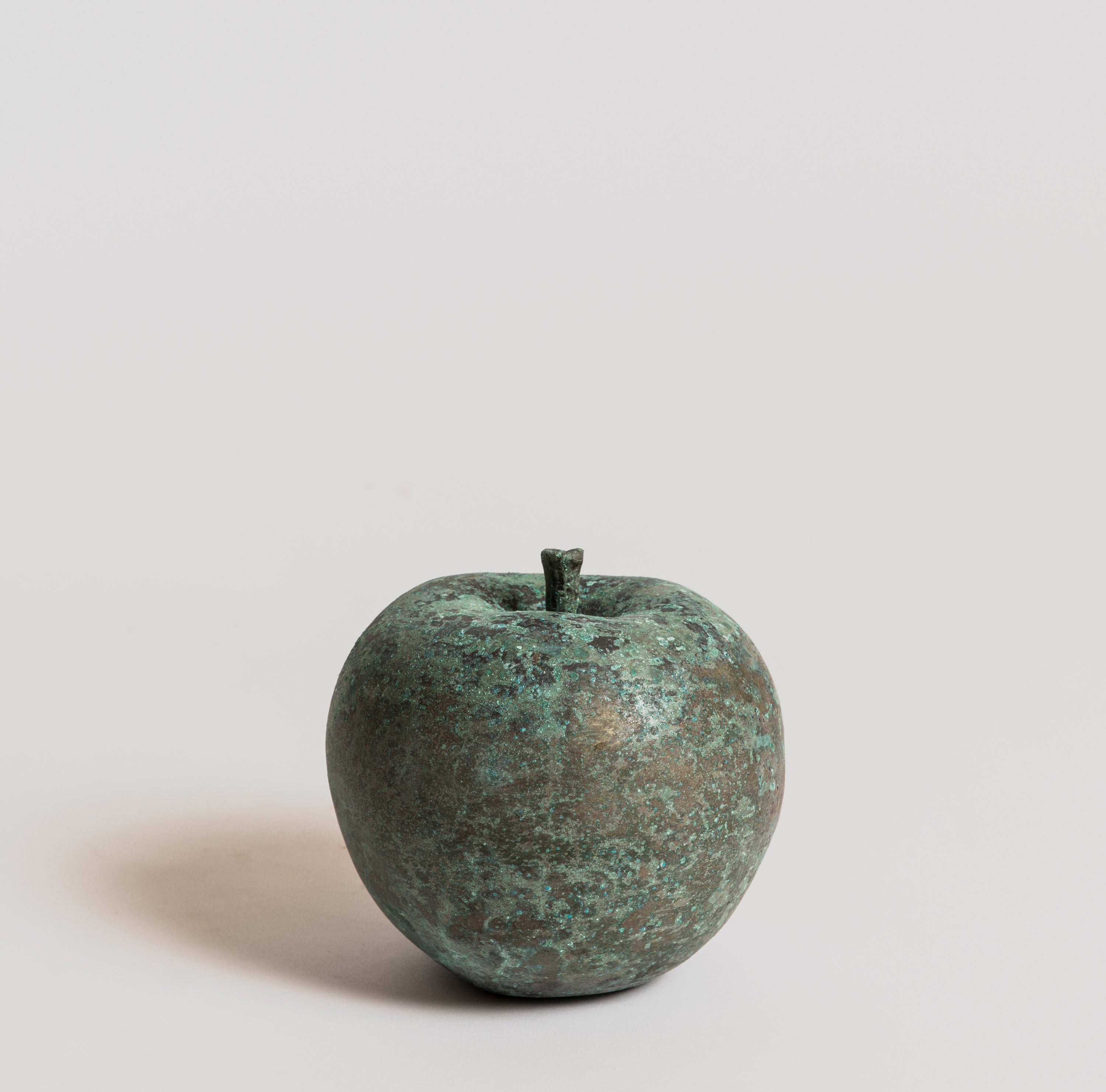 Apple Statue - Bronze-cast Statue Bull & Stein D20 cm x H16 cm