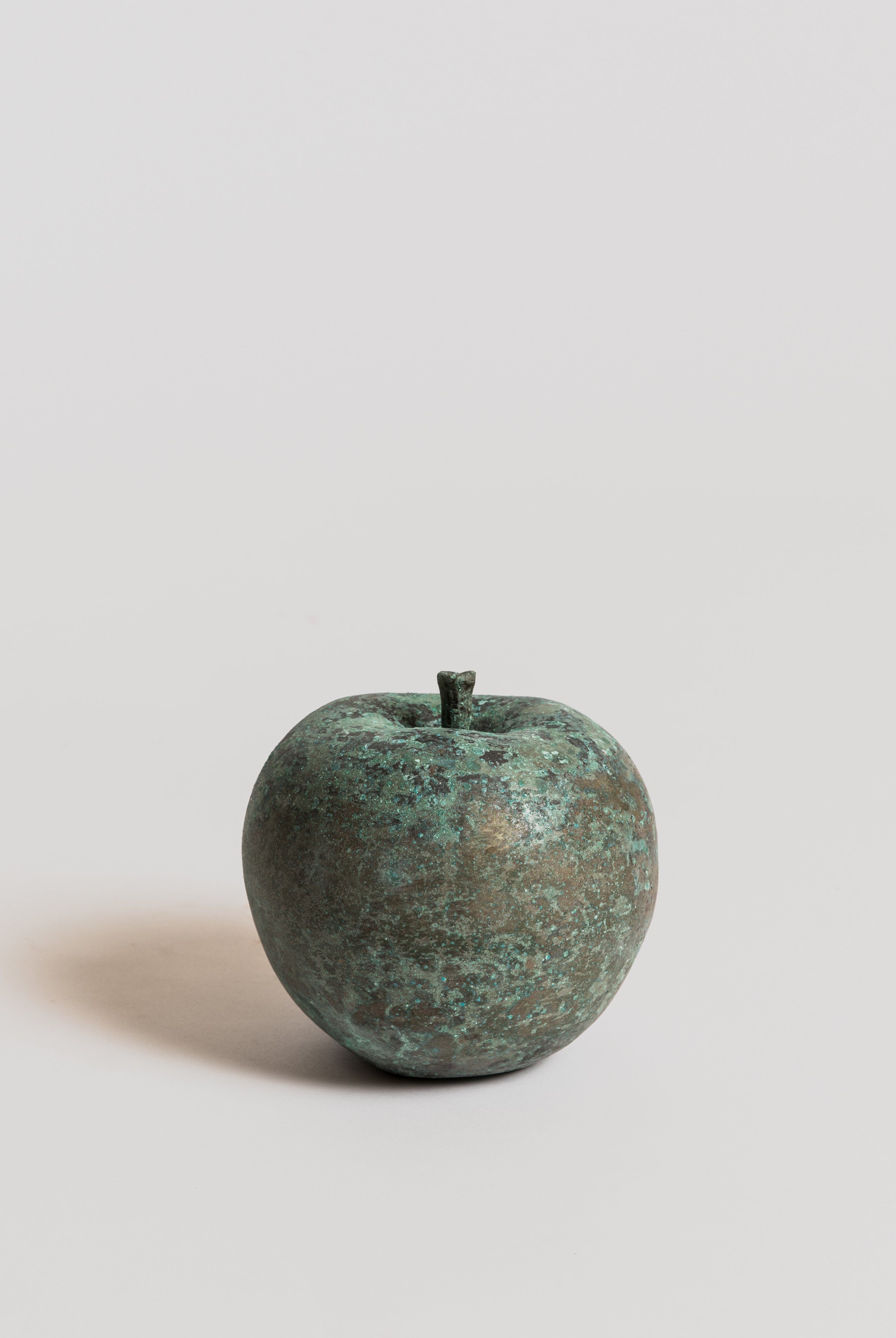 Apple Statue - Bronze-cast Statue Bull & Stein D20 cm x H16 cm