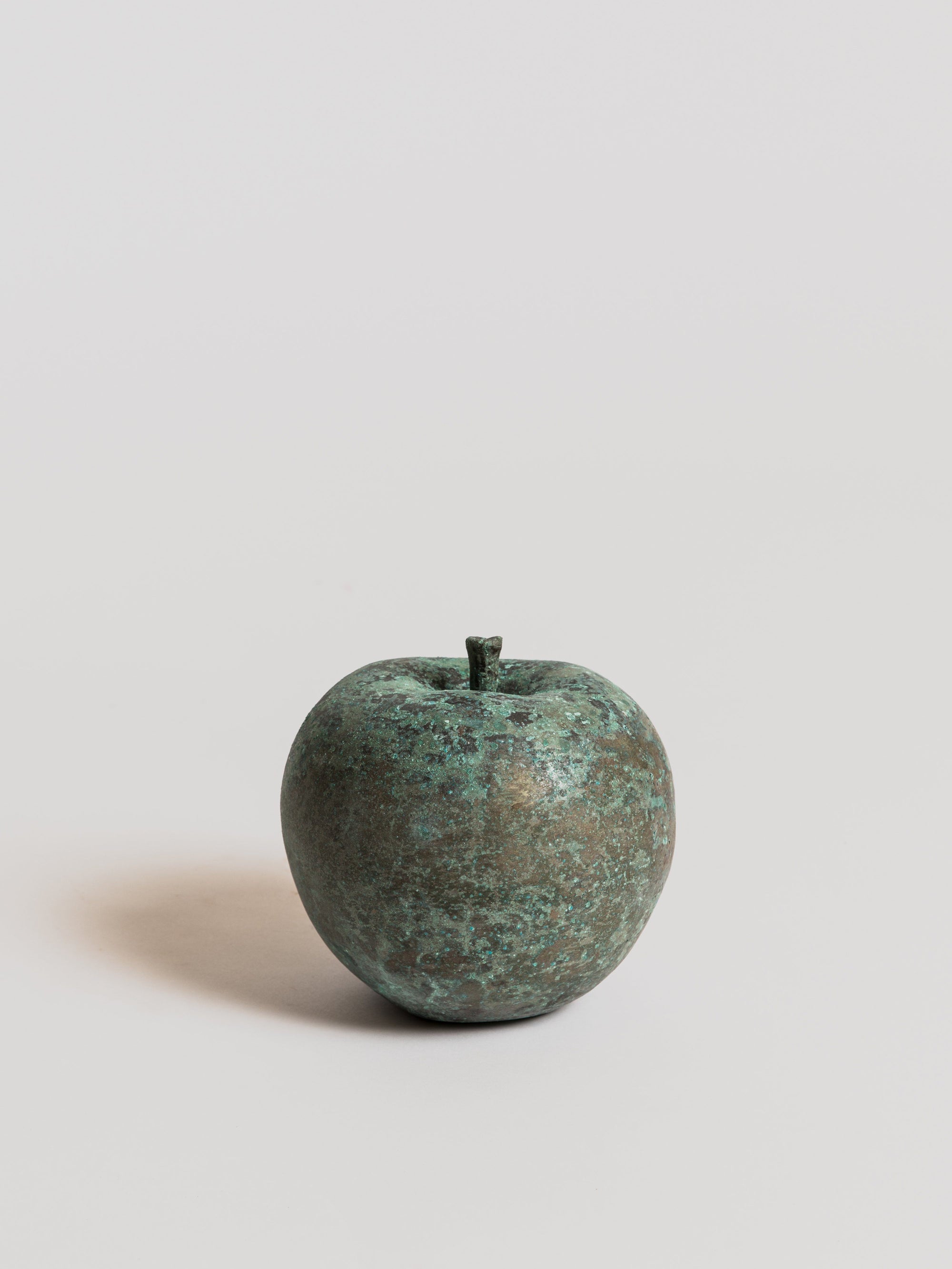 Apple Statue - Bronze-cast Statue Bull & Stein D20 cm x H16 cm