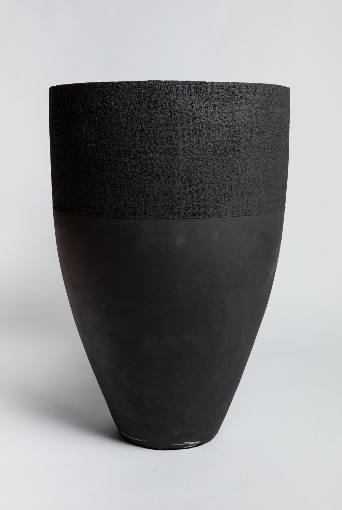 Paris - Natural Black Pottery Domani