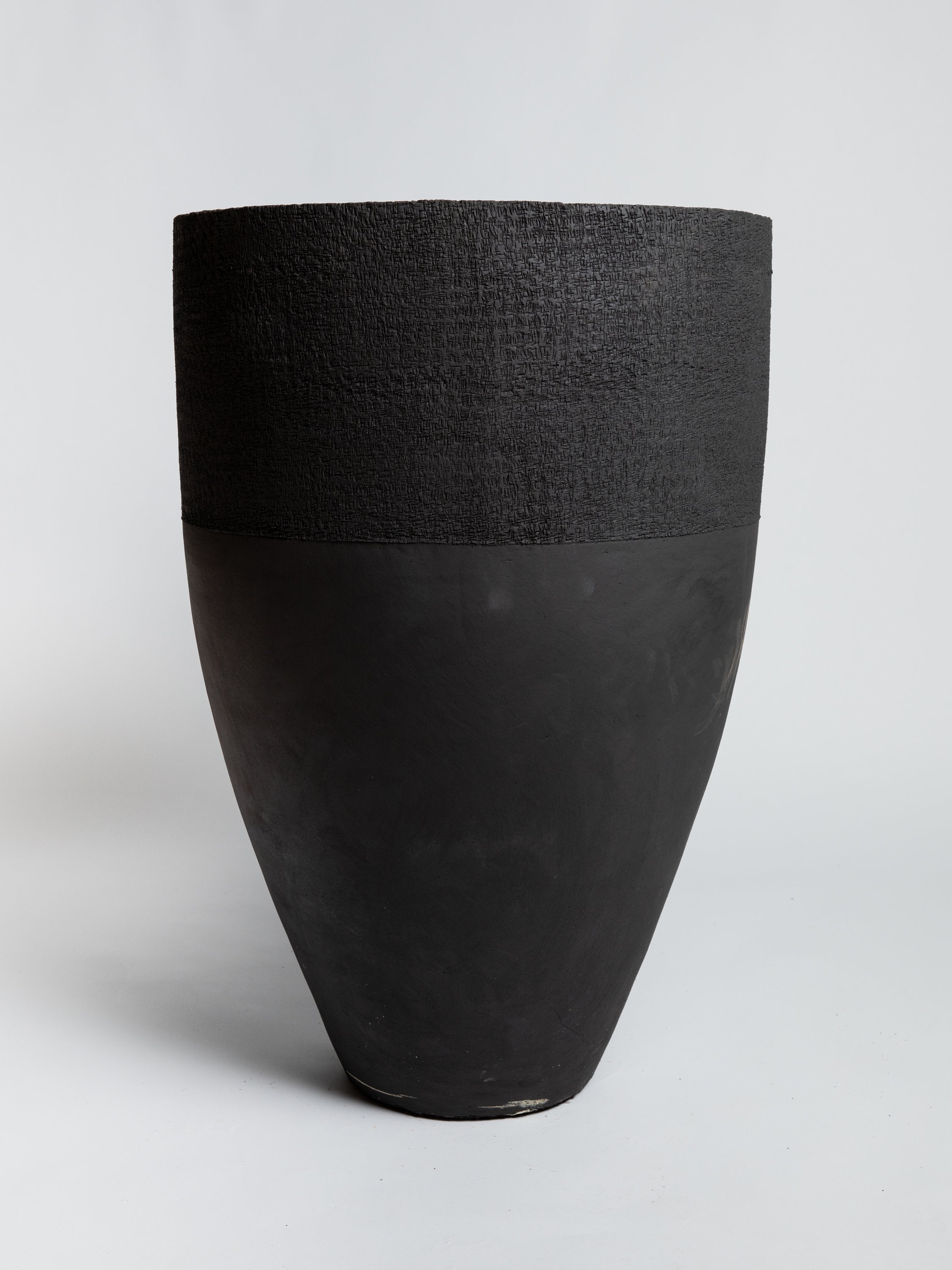 Paris - Natural Black Pottery Domani