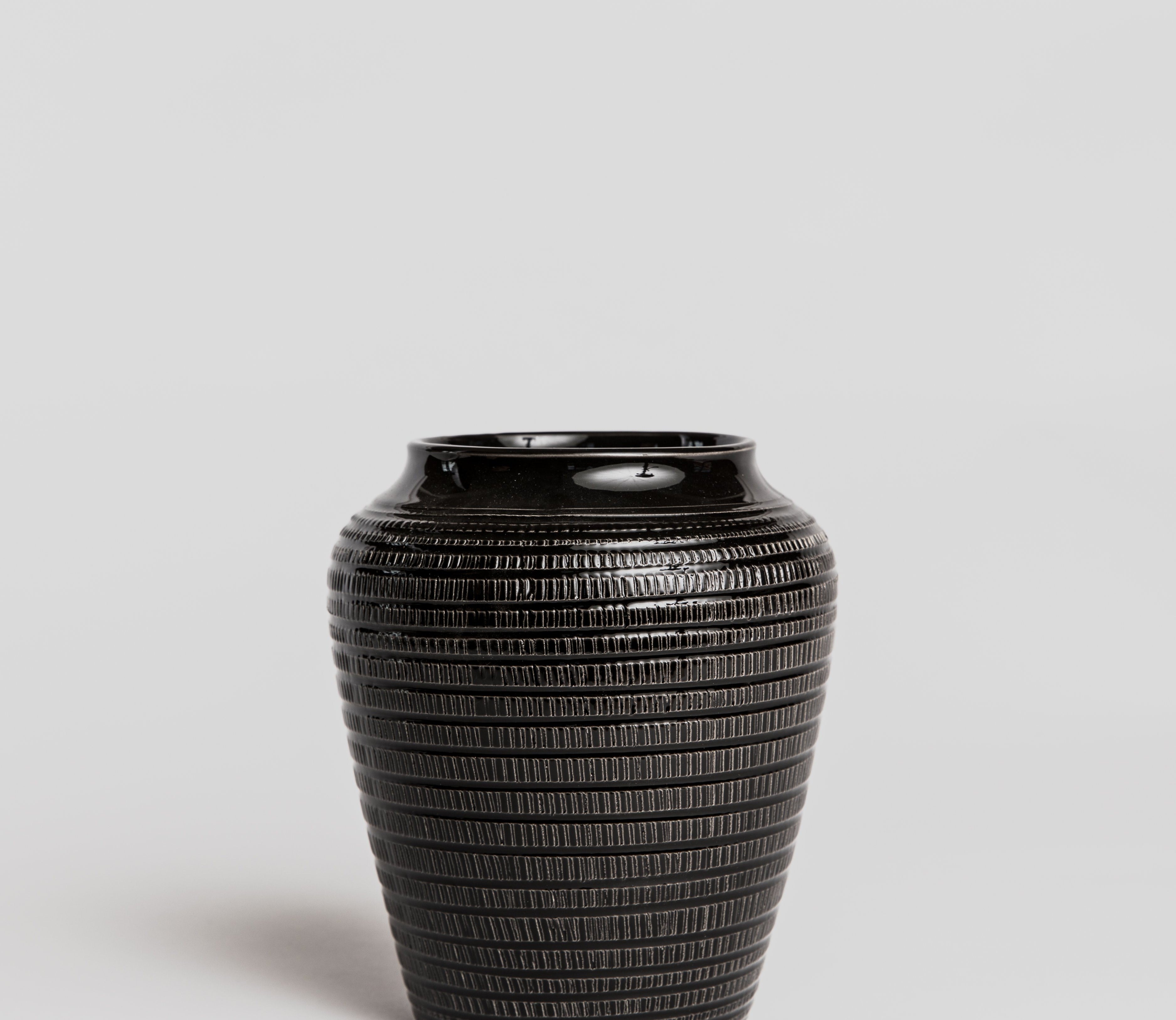 Willow Vase - Black Pottery Bergs Potter