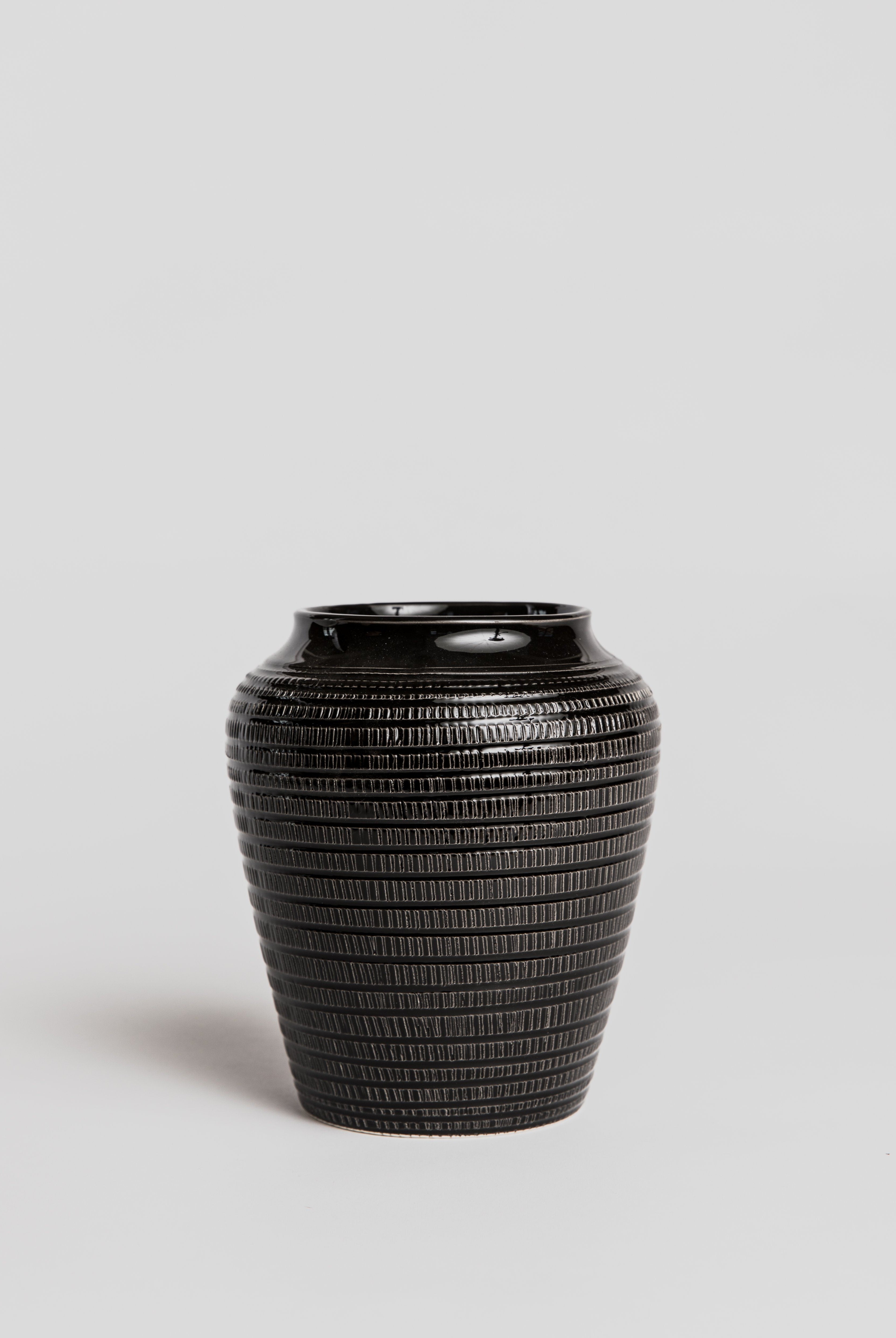 Willow Vase - Black Pottery Bergs Potter