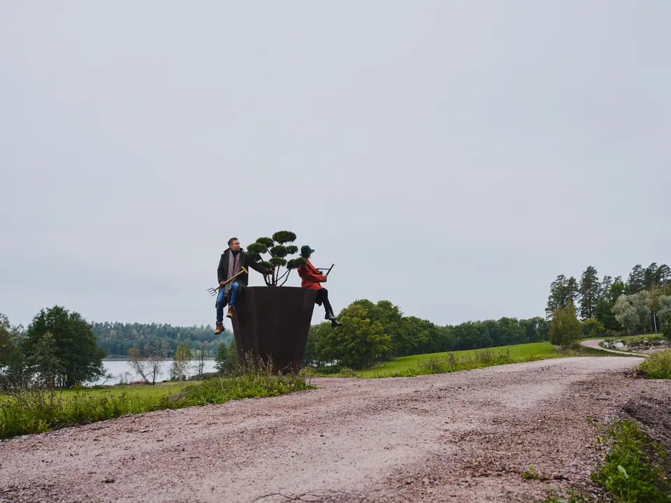 The giant pot, from the road