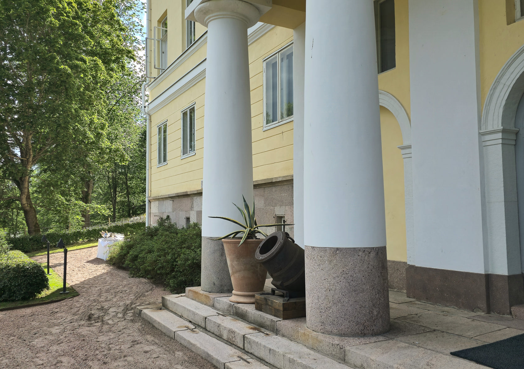 Pots at Fiskars Manor Chosen to Complement Traditional Plants and Historic Building