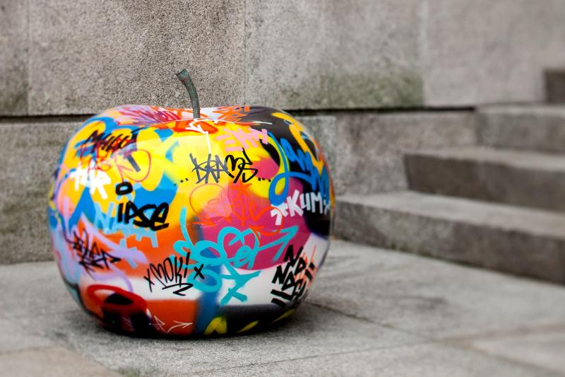 Apple Statue - Graffiti - Cigale &amp;  Fourmi