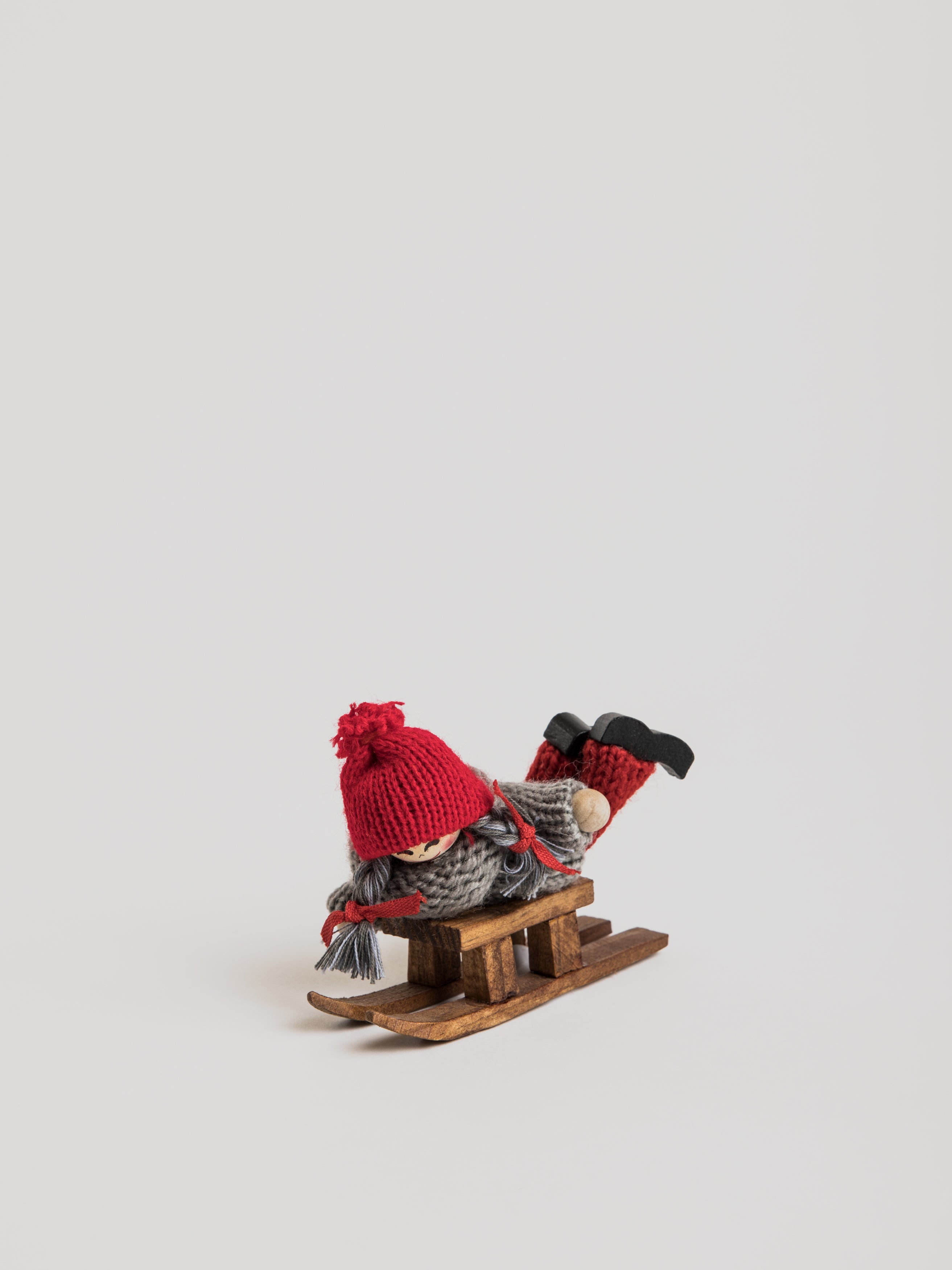 Santas Helper on Sledge - Girl - Cigale &  Fourmi